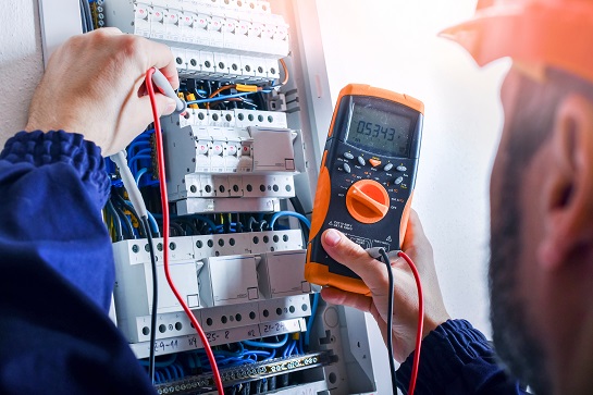Sertificēti elektriķi - darbs ar multimetru pie sadales skapja
